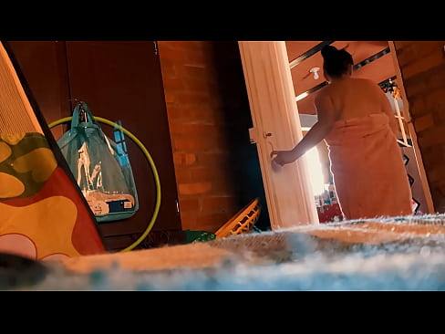 ❤️ El meu oncle em segueix a la dutxa, em fot mentre em ducho. ️ Súper sexe a nosaltres ☑