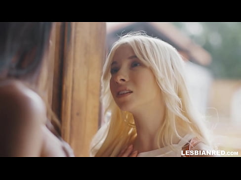 ❤️ La noia torna a casa uns mesos després i s'acaba menjant el cony de la seva madrastra ️ Súper sexe a nosaltres ☑