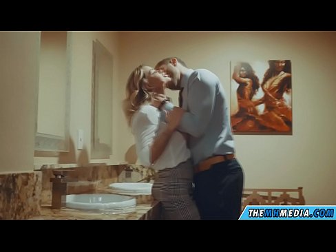 ❤️ Quan una rossa tetona et sedueix en un lavabo públic ️ Súper sexe a nosaltres ☑